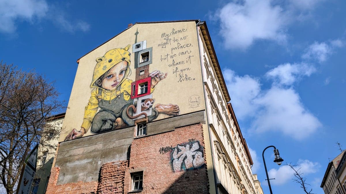 My home might be no palace ... - Herakut